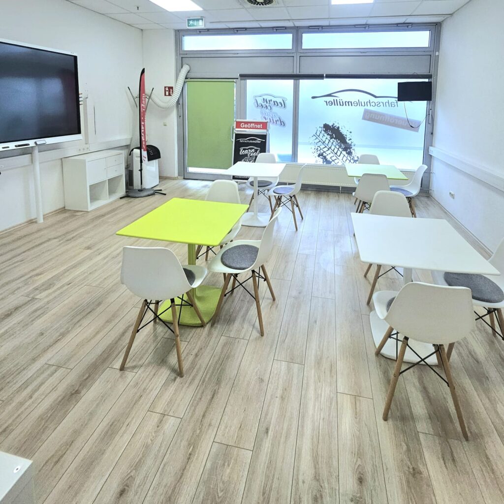 Heller Fahrschule Klassenraum mit digitaler Tafel
