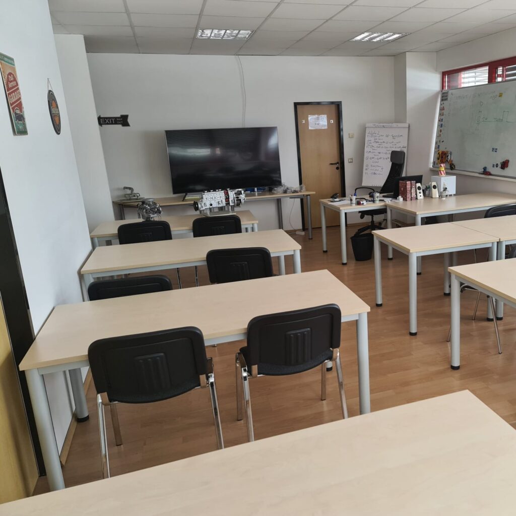 Leerer Fahrschul Klassenraum mit Tischen und Stühlen