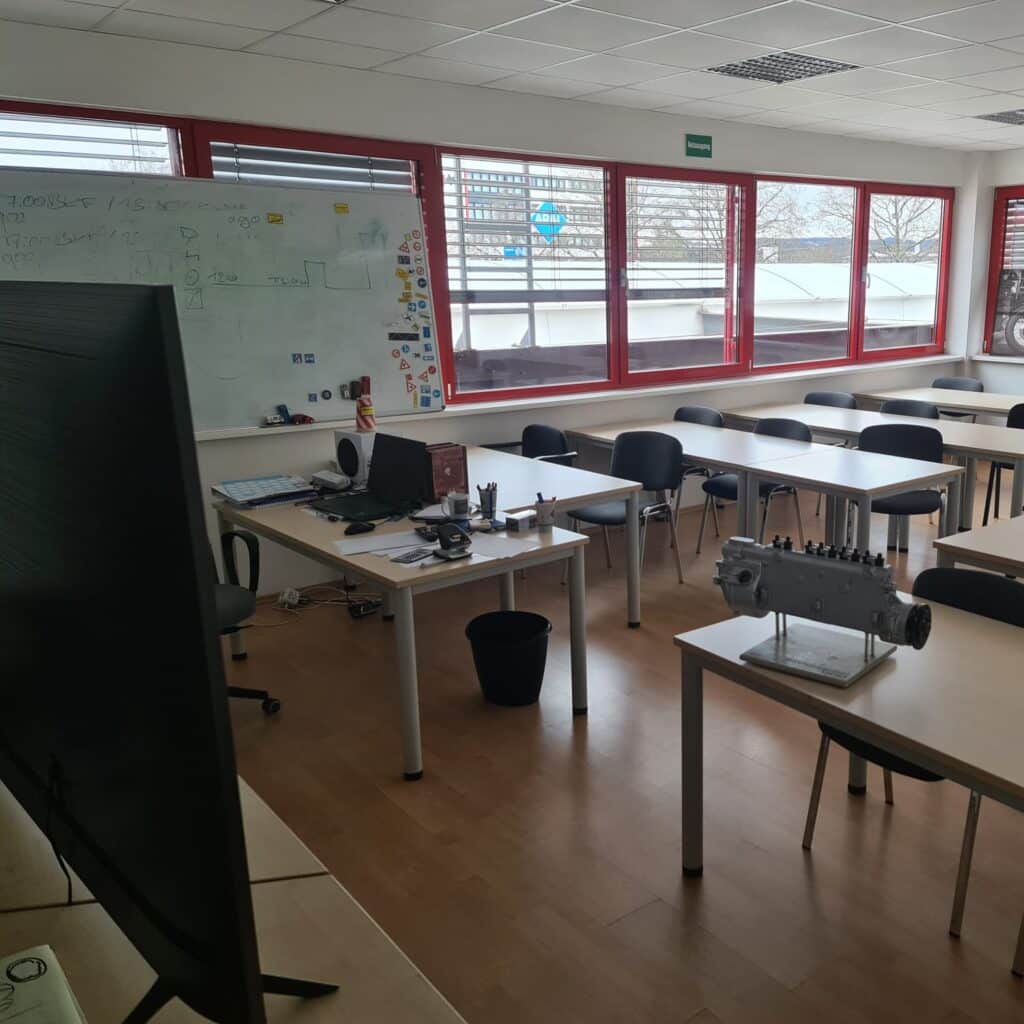 Leeres Fahrschul Klassenzimmer mit Motorblock
